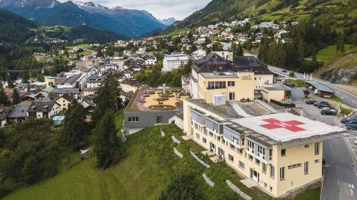 Il CSEB unischa suot ün tet divers furniturs importants dal provedimaint da sandà, tanter oter eir l’Ospidal a Scuol (fotografia: CSEB).