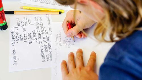 Kindergartenkinder sowie Schülerinnen und Schüler der Gemeindeschule Celerina Schlarigna kreieren während ihrer Projektwoche verschiedene zweisprachige Alltags-Gadgets. Foto: Jon Duschletta