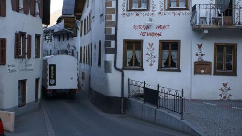 Oter co a Tuer esa a Sta. Maria in Val Müstair uschè stret cha duos veiculs nu pon as cruschar (fotografia: mad).