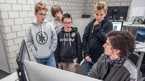 Besuch der Schüler in der IT von Gammeter Media. Foto: Daniel Zaugg