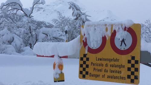 Immer wieder aus Sicherheitsgründen gesperrt: Die Strasse zwischen Sils und Maloja