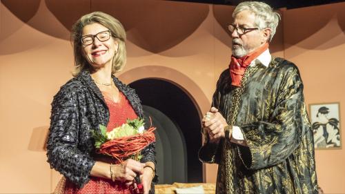 Szene aus dem Theaterstück: Die Verliebten Dolores und Fernando