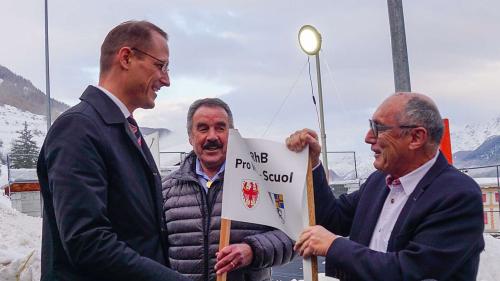 RhB-Direktor Renato Fasciati im Gespräch mit den beiden «Demonstranten für eine Bahnverbindung nach Mals», Mario Salis und Not Carl, am Bahnhof in Lavin (von links).  Foto: Jon Duschletta