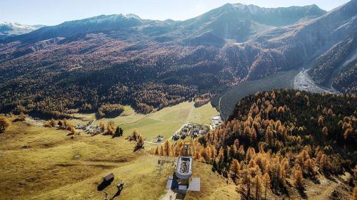 Ils respunsabels da la Implants da sport SA Val Müstair speran da surgnir la mità da l’on  ils permiss per l’access da Tschierv i’l territori da skis Minschuns, il ressort da vacanzas «La Sassa» e l’implant d’innaiver (fotografia: Domenig Architects AG)