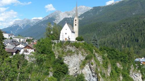 I’l clucher da Scuol chi’d es gnü fabrichà da l’on 1562 as lessa installar ün indriz fich modern per telefonia mobila 5G (fotografia: Flurin Andry).