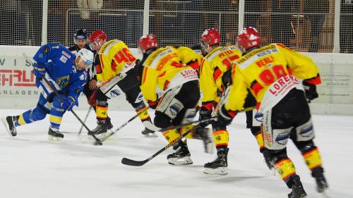 Gian Marco Crameri versucht sich gleich gegen vier Dielsdorfer durchzusetzen. Foto: Reto Stifel