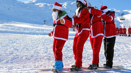 Ein Samichlaus muss vieles können, auch Skifahren im Team.