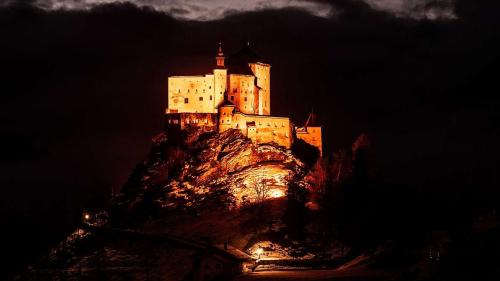 Das Schloss Tarasp in orangefarbener Beleuchtung setzt ein Zeichen gegen Gewalt an Frauen (Foto: Mayk Wendt