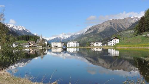 La Pro Tarasp s’ha ingaschada per la senda da peduns chi maina intuorn il Lai da Tarasp (fotografia: Benedict Stecher).