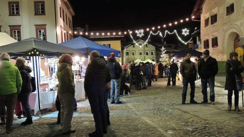 Il marchà d’Advent da Scuol es stat bain visità (fotografia: Benedict Stecher).