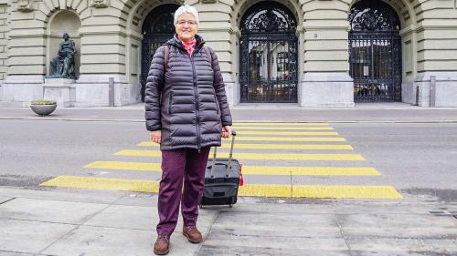 Die scheidende SP-Nationalrätin Silva Semadeni vor dem Bundeshaus. «Arrivederci Berna!» Foto: Jon Duschletta 