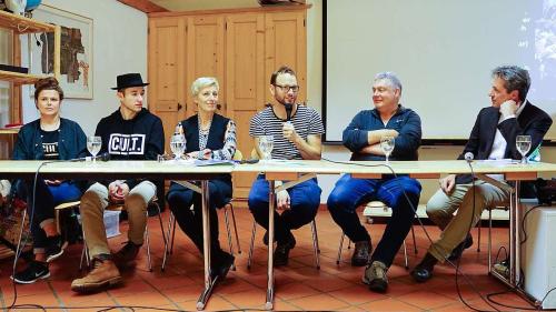 Die Podiumsteilnehmer v.l: Juliane Hieber und Nicola Roner vom Eventlokal Cult in Scuol, Unternehmerin Urezza Famos, Moderator Samuel Gilgen von Jugend.gr, Sozialberater Hermann Thom und der Lyceum-Rektor Christoph Wittmer. Foto: Jon Duschletta