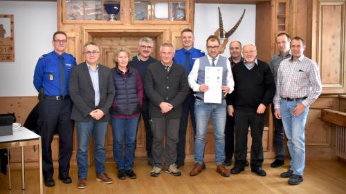 Regierungsrat Peter Peyer, die Behördenvertreter sowie der Polizeikommandant Walter Schlegel bei der Vertragsunterzeichnung im Schloss Planta Wildenberg in Zernez. Foto: Kapo