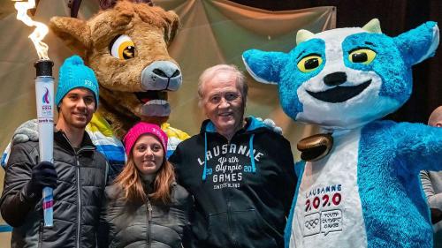 V.l: Sandro Viletta, Virginie Faivre, Marthin Berthod und das YOG-Maskottchen. Foto: Fotoswiss/Giancarlo Cattaneo