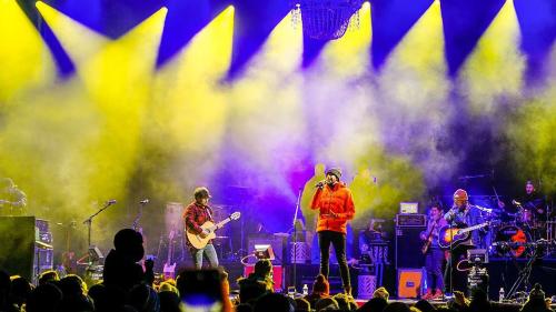 Álvaro Soler spielte mit seiner Band auf der Plazza Rosatsch in St. Moritz-Bad ein über eineinhalbstündiges Open-Air-Konzert.  Foto: Jon Duschletta