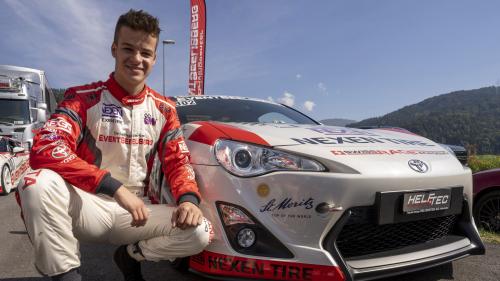 Gianluca Forcella vor dem Rennauto, welches ihm von der Swiss Race Academy zur Verfügung gestellt wurde. Foto: z.Vfg