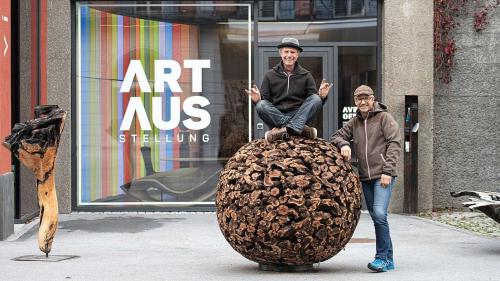 Alexander Curtius und Renè Fritschi (von links) eröffnen am Samstag ihre neue Galerie in Scuol (Foto: Mayk Wendt).