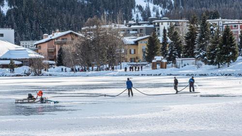 Die anhaltende Kälte und die Präparierungsarbeiten haben die Qualität der Eisschicht im Wettkampfgelände verbessert.