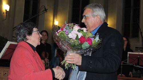 Il president cumünal, Christian Fanzun, ha surdat a Leta Mosca ün preschaint ed ella ha ingrazcha per las distincziuns (fotografia: Benedict Stecher).