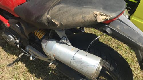 Ein Motorradlenker ist am Freitagvormittag in Brusio mit einem Personenwagen kollidiert. Er wurde dabei mittelschwer verletzt. Foto: Kantonspolizei Graubünden