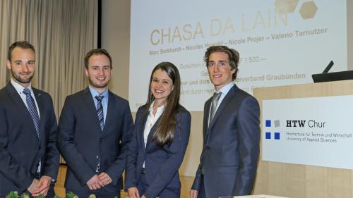 Mit ihrem Businessplan für die «Chasa da Lain», einem Baumhaus-Hotelkonzept, wurden Marc Burkhardt, Nicolas Howald, Nicole Projer und Valerio Tarnutzer (von links) mit dem ersten Platz ausgezeichnet. Foto: HTW Chur