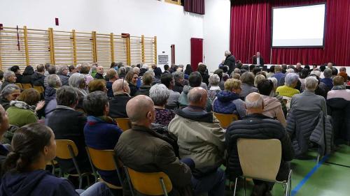 La sala cumünala a Müstair es statta plain stachida in marcurdi saira in occasiun da la radunanza cumünala dal cumün da Val Müstair e tuot ils Jauers han muossà culur (fotografia: Biosfera VM).