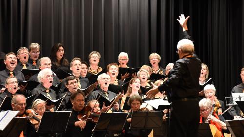 Die Swissair Voices Kloten, der Gemischte Chor Grüsch und das Kammerorchester Oberengadin an einem Konzert, geleitet von Claudio Danuser.