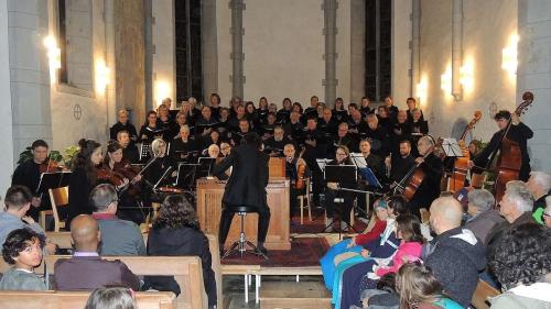 Cor ed orchester in acziun illa baselgia San Geer a Scuol (fotografia: Benedict Stecher).