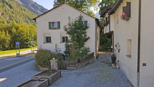 In diesem ehemaligen Wohnhaus, der Casa Esslinger, sollen Rezeption und Bibliothek des künftigen Centro Giacometti eingerichtet werden.