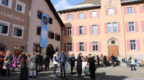 Die zehnten Engadin Art Talks am vergangenen Wochenende zogen viele Besucher nach Zuoz.