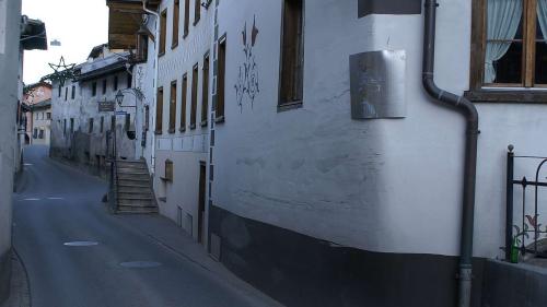 Illa strettüra tras il cumün da Sta. Maria in Val Müstair nun esa gnanca lö per ün marchapè stret (fotografia: Luzian Ruinatscha).