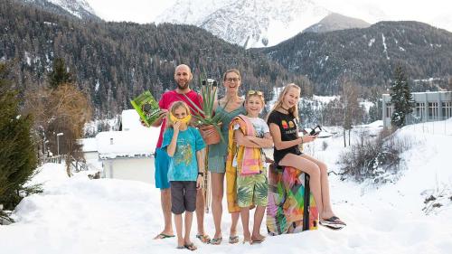 In wenigen Tagen beginnt für Familie Meuwly aus Scuol das Abenteuer Urwald (Foto: Mayk Wendt)