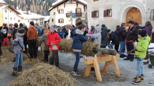 Dürant cha l’Hom strom es gnüa lià, regnaiva sün Plaz a Scuol Sot in sonda passada grond travasch (fotografia: Benedict Stecher).