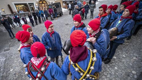 Chalandamarz-Umzüge sind Teil des noch heute gelebten Engadiner Brauchtums, das auch Touristen anzieht.