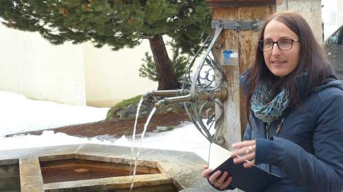 Martina Stadler, directura da la destinaziun turistica Engiadina Scuol Samignun Val Müstair SA, pro’l bügl da Bagnera (fotografia: Flurin Andry)