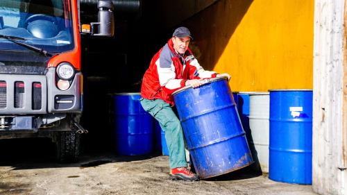 Landwirt Danco Motti hantiert in der Biogasanlage auf dem Hof von Toni Giovanoli.Foto: Jon Duschletta