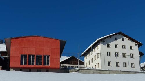 La suprastanza cumünala da Valsot vaiva decis da vender la chasa da scoula da Tschlin (fotografia: mad).