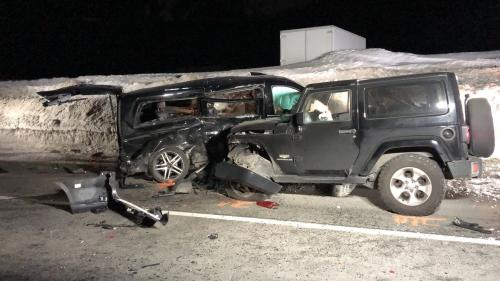 Endlage nach der Frontalkollsion des Taxi mit dem SUV (Foto: Kantonspolizei Graubünden).