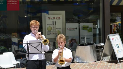 Die jungen Musiker während dem Konzert.