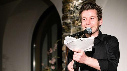 Arno Camenisch während seiner Lese-Performance im Hotel Spöl in Zernez: «Deutsch ist meine Literatursprache», sagte er im Anschluss daran, «Romanisch hingegen trage ich im Herzen». Foto: Jon Duschletta