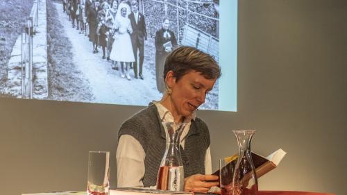 Christina Caprez während ihrer Buchpräsentation. Einblick in die Hörausstellung in Pontresina. Und zwei historische Fotos mit Greti Caprez-Roffler. Fotos:  Marie-Claire Jur/Nachlass Greti Caprez-Roffler/Johannes Barbieri