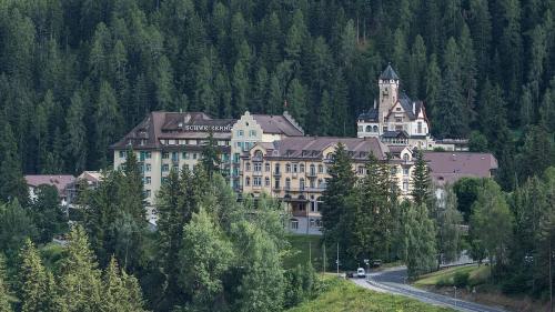 Der Schweizerhof in Vulpera sollte im Sommer 2020 wieder eröffnen. Daraus wird nichts, das Projekt liegt auf Eis (Foto: Mayk Wendt).