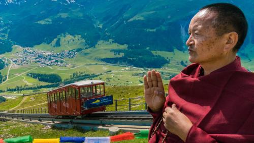 Segen für das Engadin von hoch oben von Ven. Lachung Rinpoche. Foto: fotoswiss.com/giancarlo cattaneo