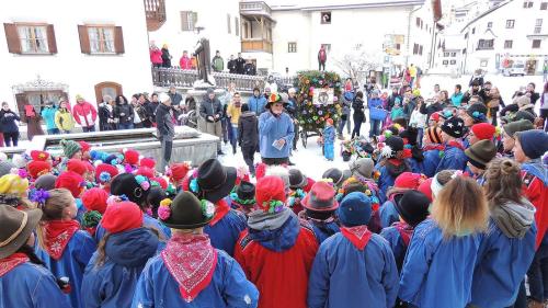 Quist on saraja da giodair las fotografias da l’on passà, sco per exaimpel quista da Scuol. In tuot l’Engiadina e Val Müstair es gnü strichà il Chalandamarz. Ma forsa daja finalmaing ün Chalandavrigl? (fotografia: Benedict Stecher)