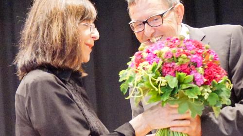 Kulturpreisträgerin Leta Semadeni und Regierungsrat Martin Jäger an der Preisverleihung in Lavin. Foto: Jon Duschletta 