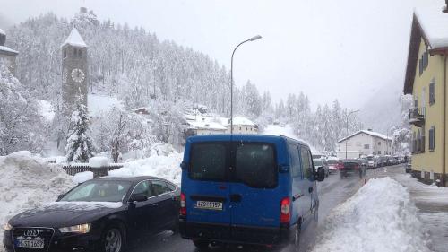 Ils abitants da Susch as dostan cunter las colonnas da trafic e pretendan cha la Regenza s'ingascha pel sviamaint da Susch (fotografia: mad).