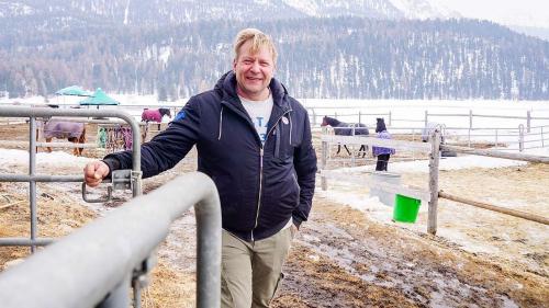 Roman Hossmann vor seinem provisorischen Stallzelt in Champfèr.  Foto: Jon Duschletta