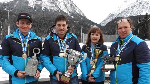 Der ES Sur En gewinnt alle Goldmedaillen an der Eisstock Bündnermeisterschaft: Von links: Orlando Bass, Claudio Mathieu, Erica Koch, Jon Curdin Cantieni. Auf dem Bild fehlen Marina Davaz und Otto Davaz (Foto: Nicolo Bass).