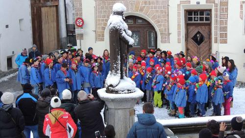 A Chalandamarz daja concentraziuns da glieud indigena ed estra, sco qua a Scuol avant pacs ons. Perquai ha il Chantun cusglià da desister quist on sülla festa da Chalandamarz (fotografia: Flurin Andry).