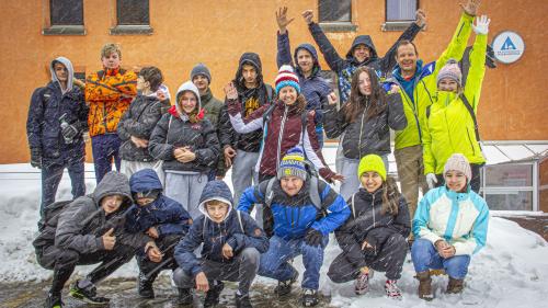 Die Hünenberger Klasse vor der Jugendherberge in Pontresina. Foto: Tina Moser